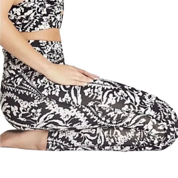 NEW FREE PEOPLE Movement City Slicker Leggings Black White Paisley Floral SZ M - Picture 1 of 12
